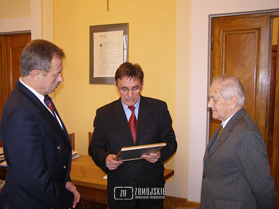 S.Orłowski otrzymuje list fundacyjny - fot. Iwona Kawałko